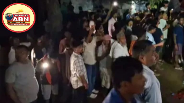 घर के पास पलटा अनियंत्रित ट्रक, 6 साल के बच्चे और तीन मवेशियों की मौत