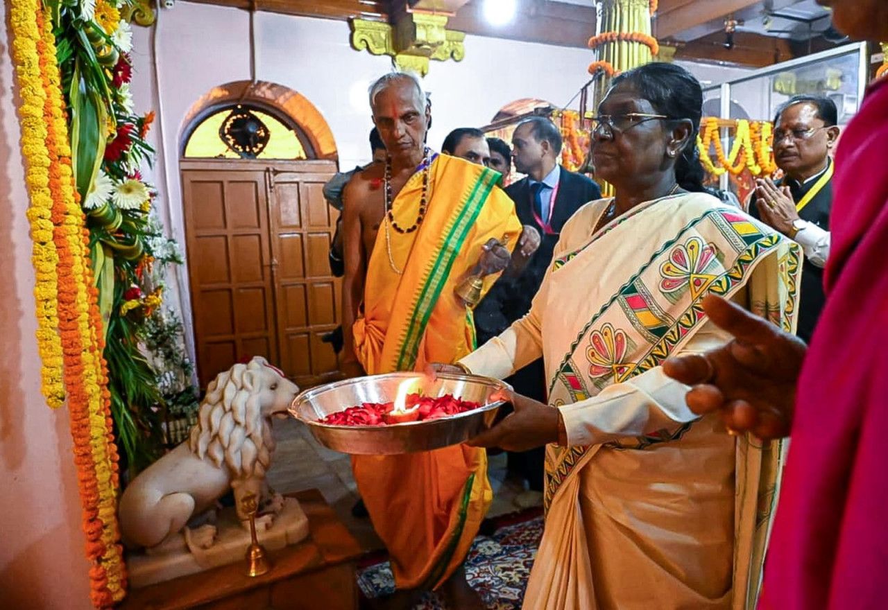 राष्ट्रपति श्रीमती द्रौपदी मुर्मु ने माँ दंतेश्वरी की पूजा-अर्चना कर देशवासियों की सुख-समृद्धि और खुशहाली की का
